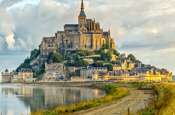 Mont Saint-Michel troner i morgenlys