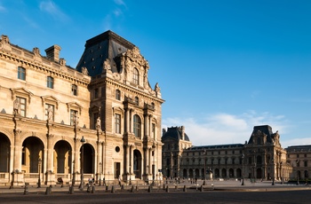 Facaden på Louvre Museum i Paris, Frankrig