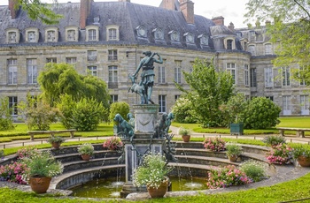 Smuk fontæne i slotshaven i Fontainebleau nær Paris, Frankrig