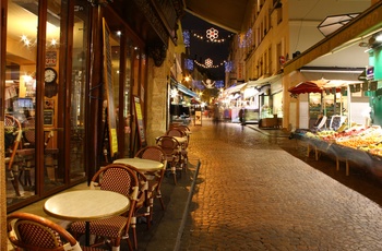 Hyggelig gade i Paris' Latinerkvarter, Frankrig