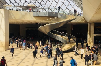 Indgangspartiet på Louvre Museum i Paris, Frankrig
