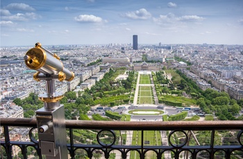 Den berømte glaspyramiden foran Louvre