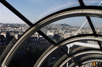 Udsigten fra rulletrappen i Pompidou Centret i Paris, Frankrig