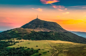 Puy de Dome i Frankrig - med kulørt aftenhimmel i juli