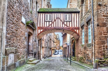 Smuk bro mellem de gamle huse i Saint-Malo Bretagne, Frankrig