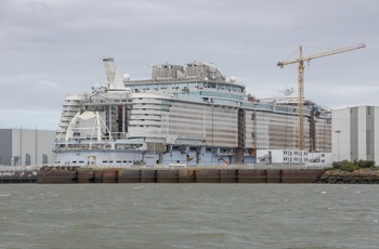 Krydstogtskib i havnen i Sain-Nazaire Bretagne, Frankrig