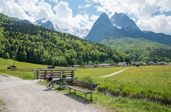 På cykel i og omkring Garmisch-Partenkirchen - © FDM Travel / Adobe Stock