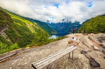 Geirangerfjorden i Norge - flot udsigt fra Flydalsjuvet