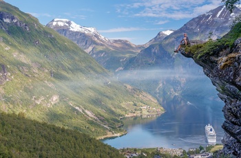 Geirangerfjorden i Norge - udsigt fra Flydalsjuvet