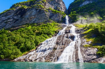 Geirangerfjorden i Norge - vandfaldet "Friaren"