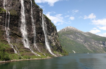 Geirangerfjorden i Norge - vandfaldet De Syv Søstre