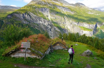 Geirangerfjorden - vandretur på fjeldet i Norge