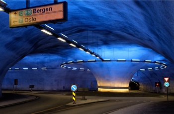 Hardangervejen i Norge - oplyst rundkørsel i vejtunnel