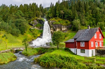 Hardangervejen i Norge - vandfaldet Steinsdalsfossen