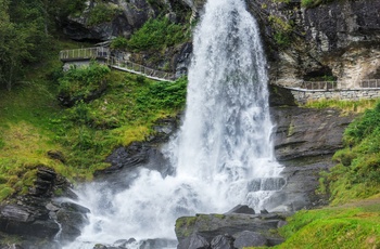 Hardangervejen i Norge - Steinsdalsfossen gangsti bag vandfaldet