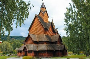 Heddal Stavkirke ved Notodden i Telemark, Norge - set fra siden
