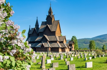 Heddal Stavkirke ved Notodden i Telemark, Norge - set fra kirkegården