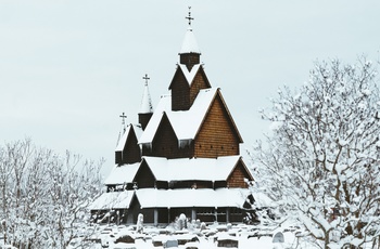 Heddal Stavkirke ved Notodden i Telemark, Norge - vintertid