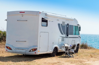 Helintegreret autocamper i Europa - parkering ved havet