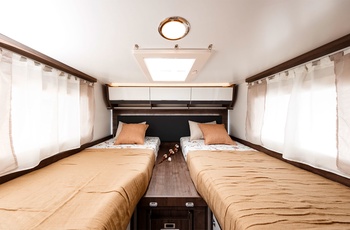Helintegreret autocamper i Europa - enkeltsenge for nemmere adgang