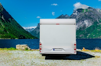 Helintegreret autocamper i Europa - parkering ved fjord