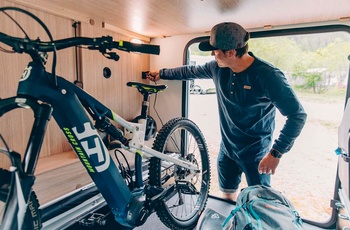 Helintegreret autocamper i Europa - garage med god plads til grej