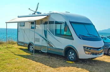 Helintegreret autocamper i Europa - parkering ved havet, markise til afskærmning