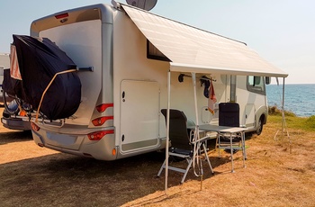 Helintegreret autocamper i Europa - parkering ved havet, markise til afskærmning