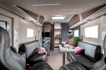 Helintegreret autocamper i Europa - eksempel på luksusmodel med god plads i opholdsrummet