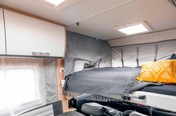 Helintegreret autocamper i Europa - hæve/sænkesengen i loftet kan nemt foldes ned til natten