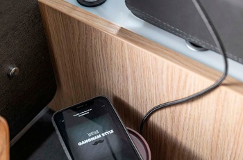 Helintegreret autocamper i Europa - flere steder kan du oplade din telefon og andet USB tilbehør