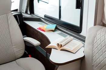 Helintegreret autocamper i Europa - i passagersiden finder man ikke en dør, men i stedet et bord og opbevaringsplads