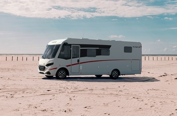 Helintegreret autocamper i Europa - klassisk model parkeret på en strand