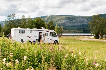 Helintegreret autocamper i Europa - eksempel på stor luksus-autocamper over 3500 kg - kræver stort kørekort!