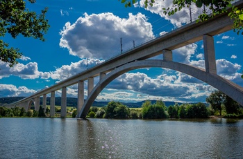 Jernbanebro over Ilm i Ilmtal - © FDM Travel / Shutterstock