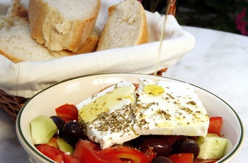 Græsk salat serveret i Athen