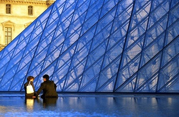 Pyramiden foran Louvre Museum
