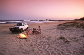 Aftenstemning på en dejlig strand nær Byron Bay