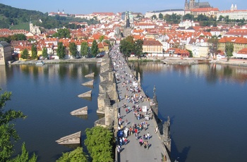 Karlsbroen og Prags slot på bakken i baggrunden - Tjekkiet