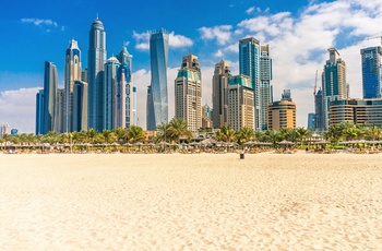 Strand og højhuse i baggrunden - Dubai