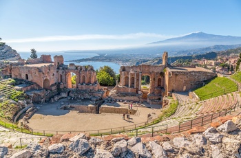 Udsigt til Etna fra det græske teater i Taormina, som er oplagt at besøge på rejse til Sicilien