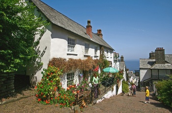 Den stejle hovedgade i Clovelly i Devon, England