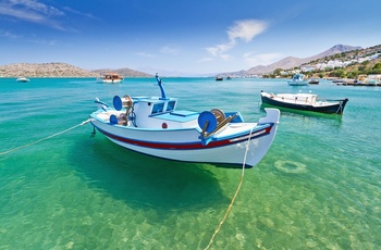 Små fiskebåde og klart vand - Kreta