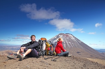 Ungt par på vandring i Tongariro National Park