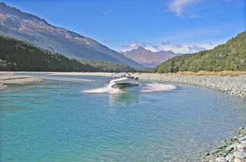 Jetboat på flod nær Queenstown, New Zealand