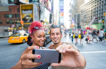 Ungt par der tager en selfie ved Times Square - New York