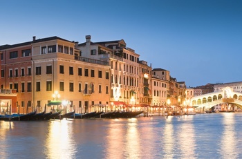 Rialtobroen og Venedig om aftenen