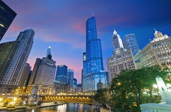 Udsigt til Willis Tover i Chicago´s centrum om aftenen 