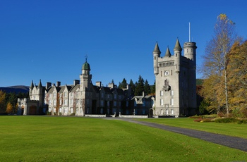 Balmoral Castle er et slot i Royal Deeside i Aberdeenshire i Skotland