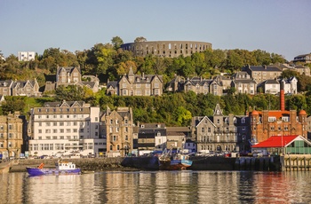 Oban by, med McCraigs Tower højt placeret, Skotland